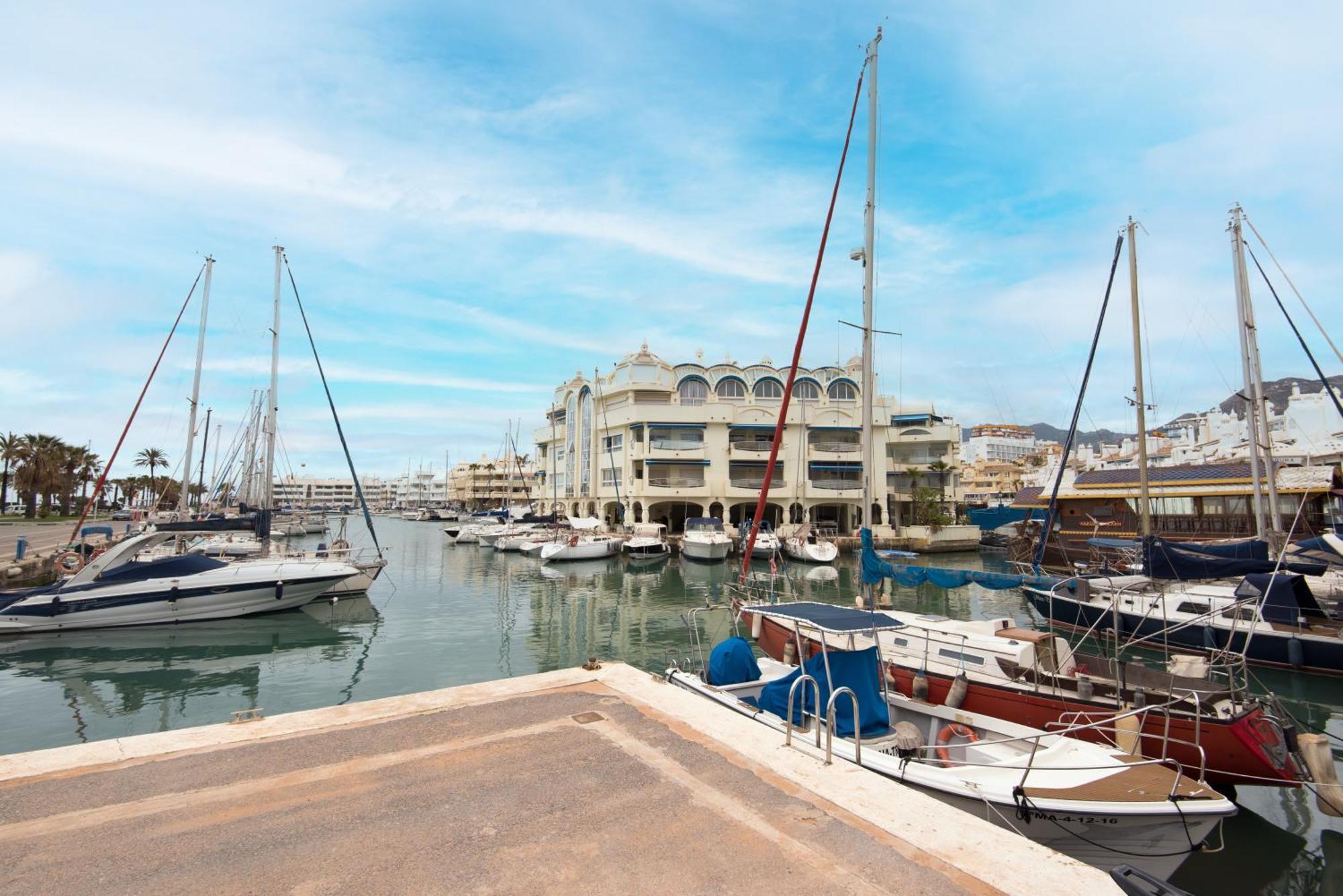 Puerto Marinero En El Puerto Marina De En El Corazón De La Costa Del Sol. *